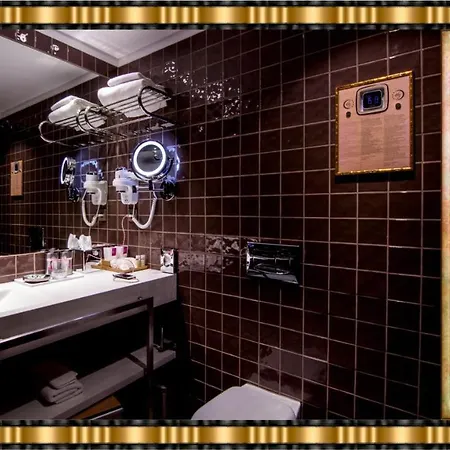 Jaguar - Airport To And Center And Vice-versa Is A Free And Continuous Shuttle Service From 7am To 8pm 4* Πόρτο