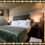 Отель Jaguar - Is Near The Metro Has Free Parking And A Free Shuttle Service Between The Airport And The From 7am To 8pm Порту