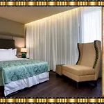 Jaguar - Is Near The Metro Has Free Parking And A Free Shuttle Service Between The Airport And The From 7am To 8pm 4* Порту