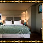 Отель Jaguar - Is Near The Metro Has Free Parking And A Free Shuttle Service Between The Airport And The From 7am To 8pm Порту
