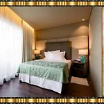 Jaguar - Is Near The Metro Has Free Parking And A Free Shuttle Service Between The Airport And The From 7am To 8pm Отель Порту