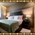 Jaguar - Is Near The Metro Has Free Parking And A Free Shuttle Service Between The Airport And The From 7am To 8pm Отель Порту