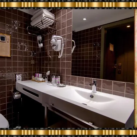 Jaguar - Airport To And Center And Vice-versa Is A Free And Continuous Shuttle Service From 7am To 8pm Hotel