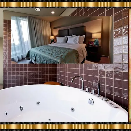 Hotel Jaguar - Airport To And Center And Vice-versa Is A Free And Continuous Shuttle Service From 7am To 8pm Porto