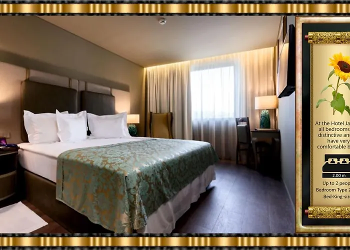 Jaguar - Is Near The Metro Has Free Parking And A Free Shuttle Service Between The Airport And The From 7am To 8pm ホテル