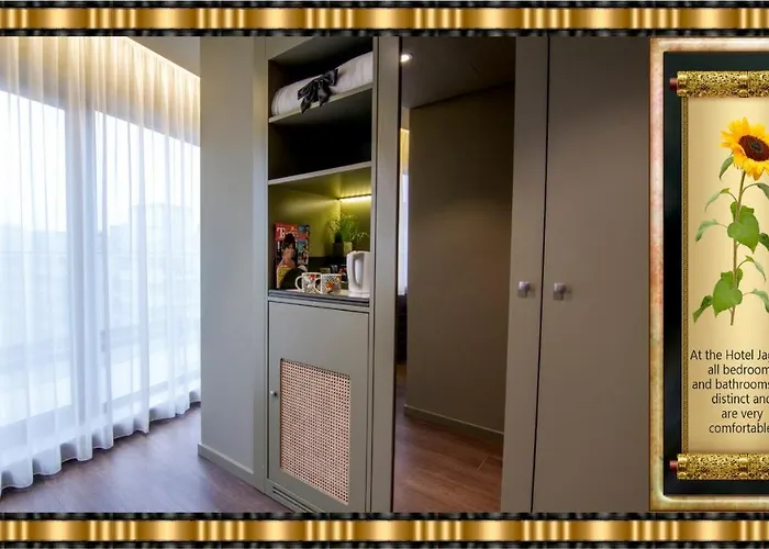 Jaguar - Is Near The Metro Has Free Parking And A Free Shuttle Service Between The Airport And The From 7am To 8pm ホテル 4*